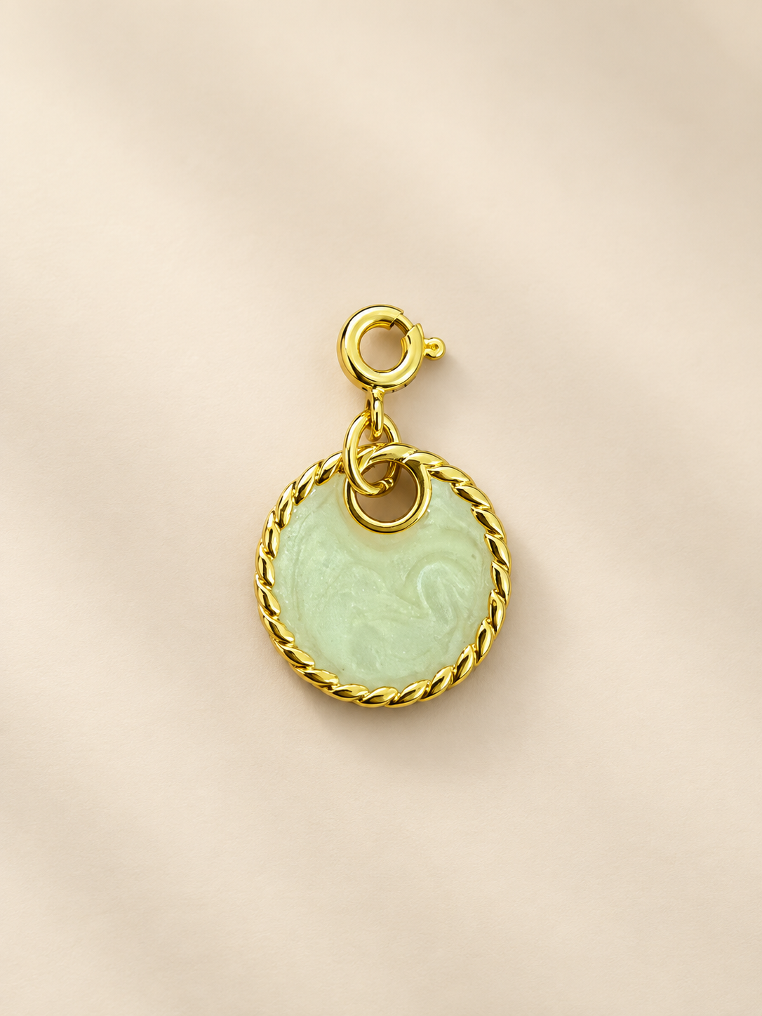 Round Pendant in Golden